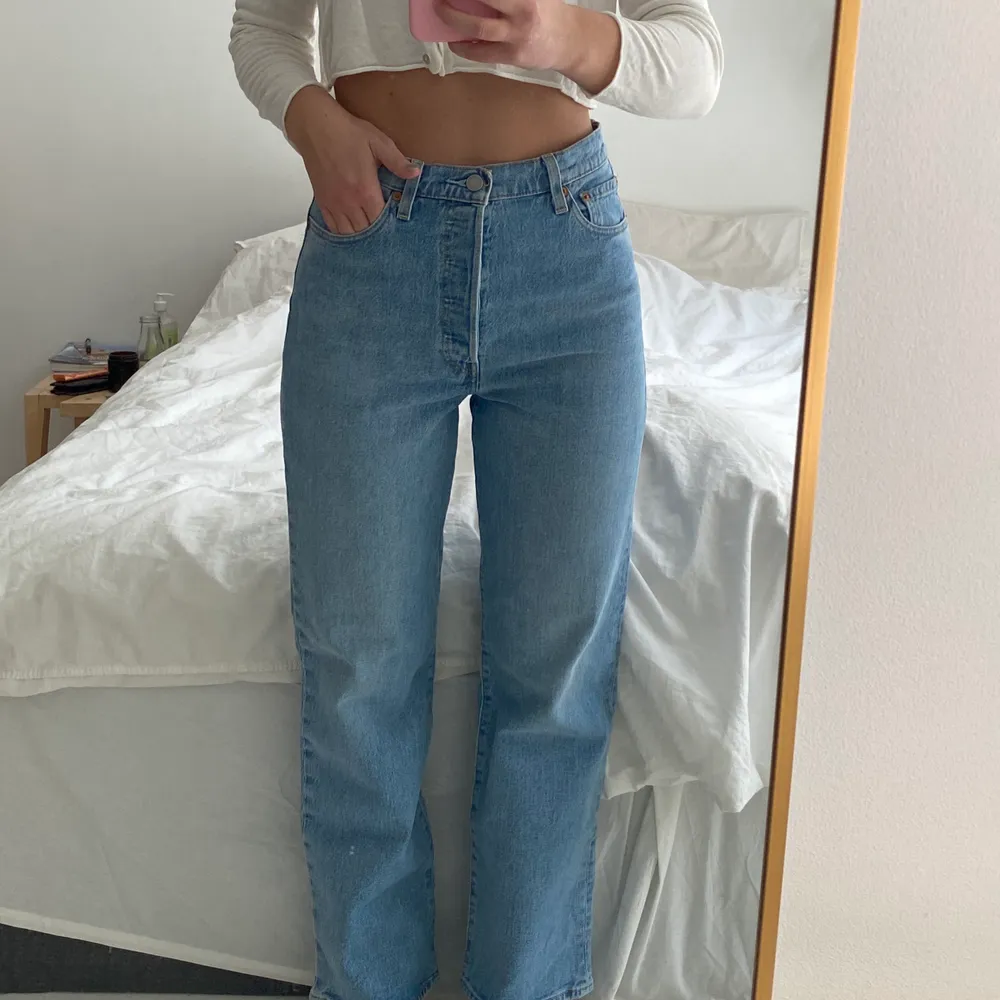 Levis jeans i modellen Ribcage Straight, Stl 20. Använda en gång! 200kr exklusive frakt🥰 Budgivning avslutas lördag 20.00 (20/2). Jeans & Byxor.