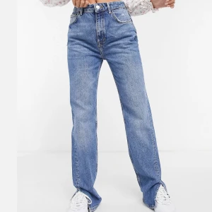 Jeans med slits - Säljer dessa slutsålda och populära jeans med slits från Pull and Bear. Råkade beställa dubbelt så paret ligger fortsatt i orginalförpakningen med prislapp och är inte testade. Är i storlek 36. Om många är intresserade så får ni buda i kommentarerna. Köparen står för frakten