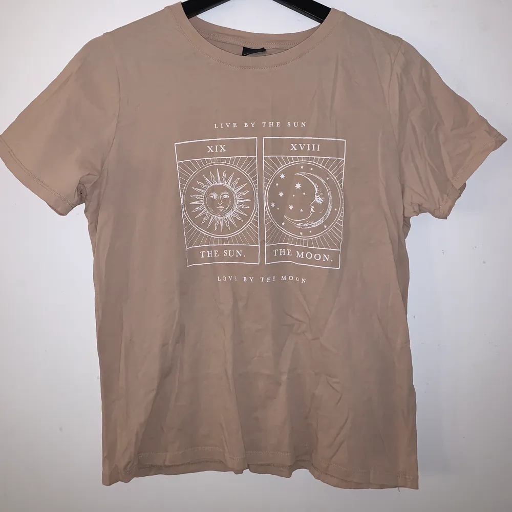 Superfin t-shirt med tryck från Gina, nästintill helt oanvänd så i nyskick! Frakt 63 kr ❤️. T-shirts.