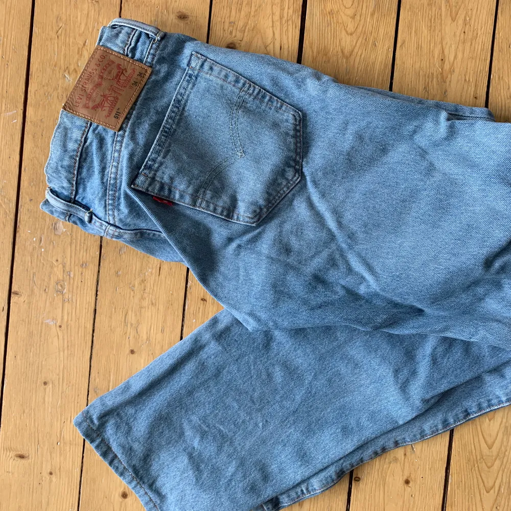 Levi’s jeans som är raka i benen. Perfekt vårblåa 💙 Fint skick men säljer pga för stora. . Jeans & Byxor.