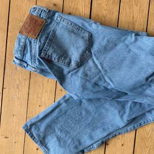 Levi’s jeans som är raka i benen. Perfekt vårblåa 💙 Fint skick men säljer pga för stora. 