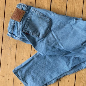 Levi’s jeans 34x34 - Levi’s jeans som är raka i benen. Perfekt vårblåa 💙 Fint skick men säljer pga för stora. 