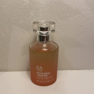 Parfym - Parfym från The body shop. Har haft den länge ( jag tror de har bytt förpackning) men antar att det är samma doft. Knappt använd. Den är 60 ML men inte helt full men nästan.💕