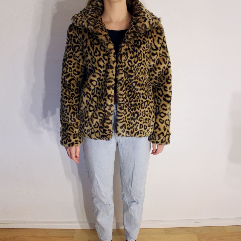 Så snygg fakepäls i leopardmönster från Bikbok! Storlek: XS Pris 100kr. Skriv buden till mig privat eller kommentera på bilden! Kan även mötas upp mellan Varberg & Göteborg Köpare står för frakten (Du bestämmer vilket paket så länge det uppfyller vikt och storleks kraven). Jackor.