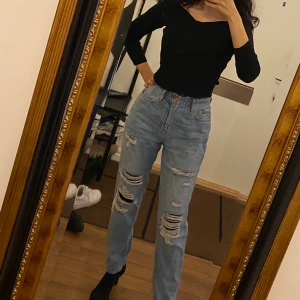 Mom Jeans med slitage - storlek uk 8 (passar 36-38), 50kr exklusive frakt använt ytterst få gånger och därför säljes 🌸🌸