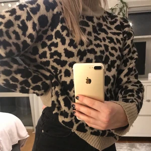 Leopard tröja  - Fin och skön leopard tröja från nakd! Säljer för 80kr då den har ett litet hål i armen som lätt går att laga 