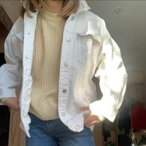 Vit jeansjacka - Fin Vit jeansjacka från Nakd, en lite fläck på en av armarna (skriv så skickar jag bild) annars fint skick. Köpt för ca 450, säljer för 140