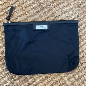 Helt oanvänd necessär/väska från DAY ET - Oanvänd DAY ET gweneth necessär i svart🖤Mått (ca): 22cm x 32cm. Hör av dig vid minsta fråga, pris går att diskuteras😃Köparen står för frakten!