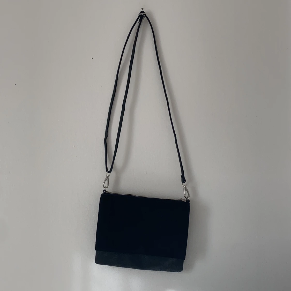 Praktisk svart axelremsväska från H&M