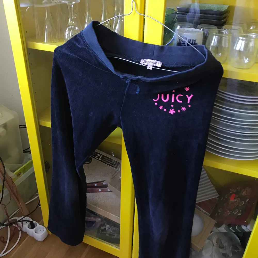 Ett par supersnygga marinblå äkta juicy couture mjukisbyxor i barnstorlek large (ca storlek 146/152). Bra skick!! kan mötas upp i Stockholms innerstad eller fraktar✨ Meddela mig vid frågor. Jeans & Byxor.