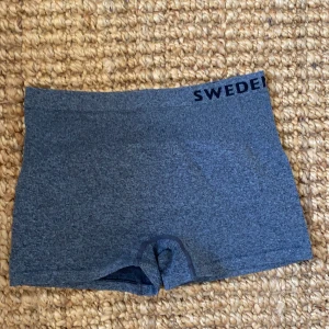 Träningshorts från swedemount - Grå praktiska träningsshorts från swedemount. Hör av dig vid minsta fråga eller fundering😃Köparen står för frakten!