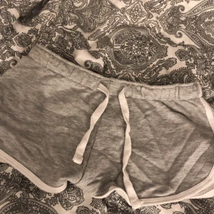 Mjukisshorts  - Gråa mjukisshorts. Aldrig använda. Nyskick. Köparen står för frakt💖