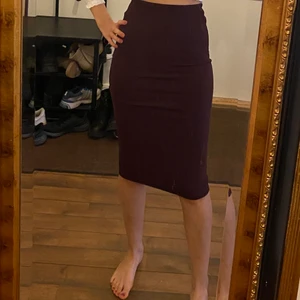 Midikjol stretchig i vinrött  - Midikjol i vinrött knappt använd storlek XS-S, 50kr exklusive frakt 🌸 obs spegeln är smutsig 🌸