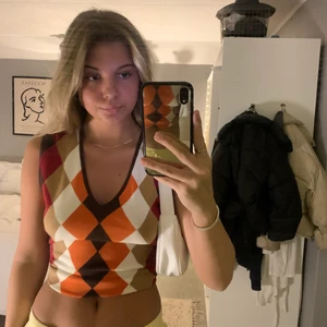 BUDA! Brun, Vit, Orange Väst!  - Buda! En super fin väst som jag köpte för ett tag sen! Super snygg samt skön! 