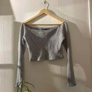 Off shoulder-top - Suuupersöt topp från Brandy Melville i Bryssel!⭐️ Väl använd, älskar den verkligen men passar tyvärr inte mig längre:/ Stretchig i materialet! Frakt tillkommer!💕🌿