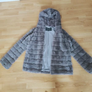 Snygg Levinsky jacka - Köpt för några månader sedan och har inte använt mycket sen dess. Det står att det är storlek M men jag är stl XS och den passar mig så jag tror att alla mellan XS-M kan använda den.                                                                                              Nypris var 3500kr. Har inte bestämt pris än så ge bud. 