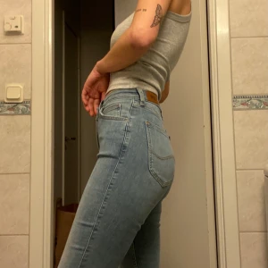 Lee Jeans  - Så snygga tighta jeans från Lee men slitning på knäna. Hur skönla som helst. Använd endast ett fåtal gånger. Frakt ingår ej💚