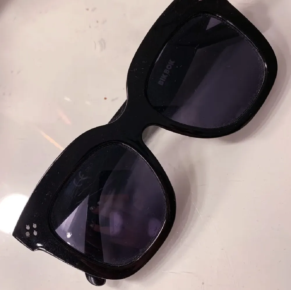 Helt nya solbrillor från BikBok, har även ”förpackningen” kvar som jag skickar med. Jättefint skick! Frakt tillkommer . Accessoarer.