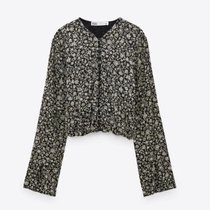 Zara blus - Säljer denna skit snygga blus från zara. Den har prislappen kvar då den int passade mig, alltså endast testad. Jag står ej för frakten💕💕