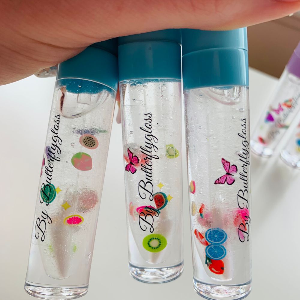 Just nu erbjuder jag att det går att designa sitt egna läppglans. Ni får välja vilken tub, smak, färg och vilken dekoration man vill ha i. Jag finns på Instagram som by_butterflygloss. Pris varierar beroende på vilken tub. 🦋 Smakerna som finns är vanilj, strawberry, citron, mint, hubba bubba, ananas, kokos, blåbär, lime, äpple, cotton candy. Wand tub kostar 45kr. Squeze tube kostar 30kr. Ingredienser: versagel, kokosolja, jojoba olja och vitamin E olja, smakolja och pigment. Övrigt.