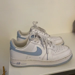 Nike air force 1 - Nike air force 1, bra skick! Storlek 36,5. Köparen står för frakten!