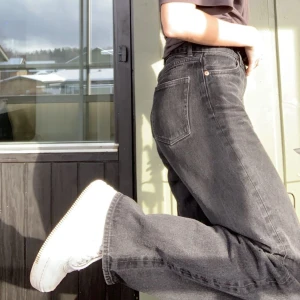 Jeans - Jeans från monki, dm för fler bilder om det önskas!💕 för referens är jag 170 och har ganska höga skor på bilden. Köparen står för frakten!💕