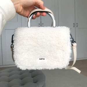 ”Får” väska - Otroligt söt och snygg väska i ”fårull” (inte äkta fårull). Trendig och helt i nyskick. Köpt på flygplats i London. Säljes för 300 kr. Kan fraktas eller mötas upp i centrala Göteborg.