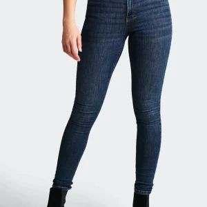Tighta blå jeans med hög midja - Säljer mina favoritjeans i modellen high waist Hannah som blivit för små. Höga i midjan och supersköna. Lite långa på mig som är 166 men går bra att vika upp. Nypris 599. 