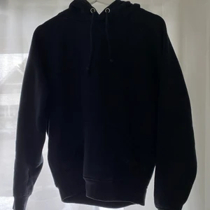 Bikbok hoodie - Köpte här på tise men den är fel storlek för mig. Är strl xs men passar även s. Kvaliten är inte som ny men har inga hål/fläckar osv. Lite smått nopprig av tvätt från tidigare ägare men funkar abslout (därav priset) frakt 66kr spårbar