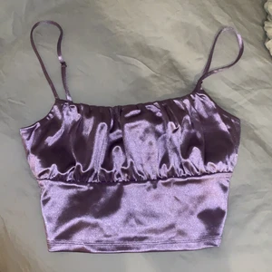 Lila festtopp - Lila festtopp/linne från H&M i storlek S. Aldrig använt! (Köpt för 100 eller 150 kr)