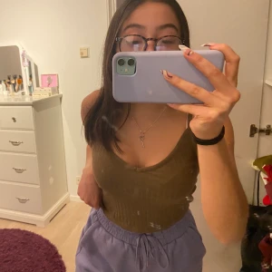 Mörkgrönt linne - Säljer detta sjukt snygga linne som är kroppad då den räcker till naveln, den är knappt använd🥰🥰