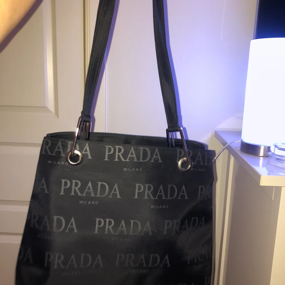 Säljer denna sjukt snygga Prada väska. Jag vet ej dess äkthet därav priset. Den är i bra sick. Hör av er vid intresse, vid flera intressen budas det🥰. Väskor.