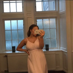 Balklänning - Säljer min balklänning som är helt felfri pågrund utav att den endaste hänger i garderoben. Den är tvättad på kemtvätt efter balen så den är helt ren. 500 kr eller högsta bud, köpare står för frakt. Skriv i chatt för fler bilder