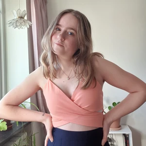 (S) korall-rosa linne från NLY One, nelly, crop-top - Kortare korall-rosa linne från NLY One i storlek S🦩🌸