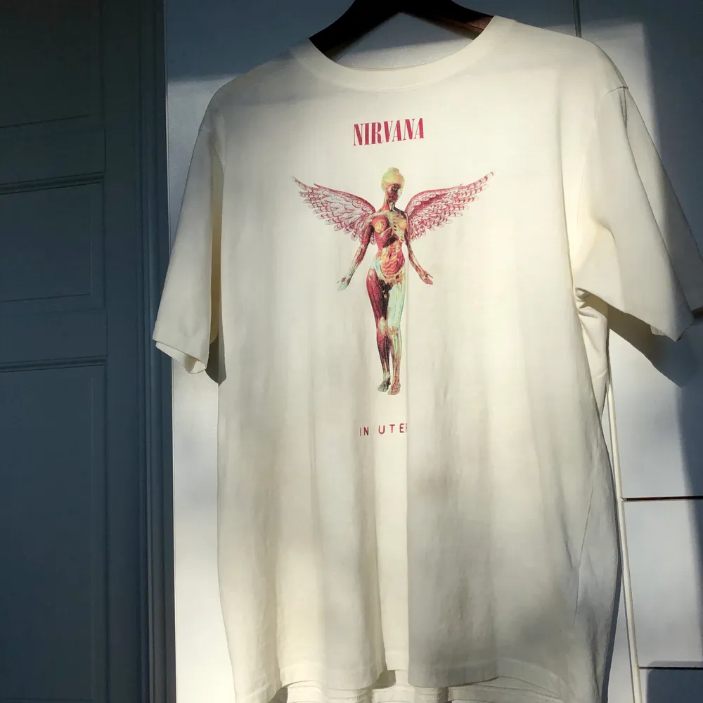 En ascool tshirt med Nirvana ”in utero” tryck från Stay. Den är använd få gånger och i mycket bra skick. Storlek M i herr. Säljer endast för bra bud 💫❤️. T-shirts.