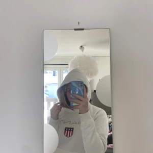 Hoodie  - Gant hoodie som tyvär inte kommer till andväning, nästan oanvänd. Säljer pga har så många hoodies. Ny pris 900