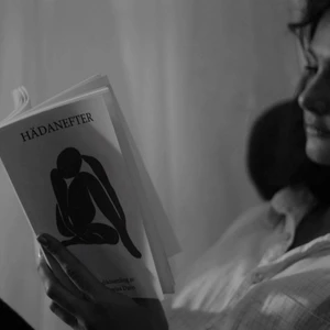 HÄDANEFTER - SISTA EXEMPLAREN SÄLJES!! Hädanefter är min debutbok & är en samling av dikter jag skrivit & som sålts via mitt UF-företag! 🌱 Boken skildrar kärlek, vänskap, självförakt & styrka. Med boken vill jag bidra till insikt & styrka hos den som vill men inte tror att den kan. 🌱🌍❤️