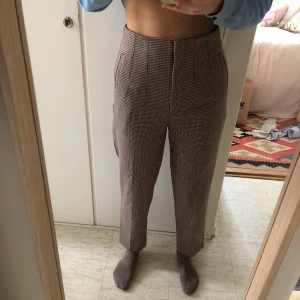 Kostymbyxor - Oanvända (endast provade för att fota) byxor i hög midja och stretchigt tyg. Jättefint mönster i brunt/svart/vinrött! Från Zara. Möts upp i Sthlm eller skickar. Köparen står för frakt.