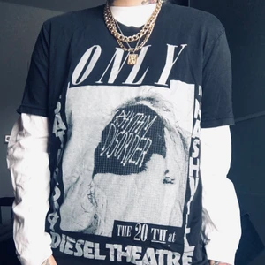 Diesel T-shirt  - Printed T-shirt från Diesel, köpt i herrmodell och storlek XL. Framtagen till att kännas ”vintage” 😀  passar alla beroende på hur oversized man vill ha den (om tjej) till kille L-XL