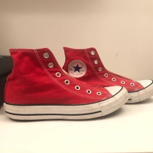 Converse all star stl 39 - Röda converse stl 39, köpt från boozt.com men säljer nu vidare dom:) pris kan diskuteras men runt 180kr då frakten för 99kr ingår✨😊 (skosnören ingår ej!)