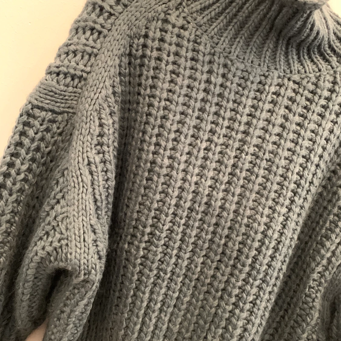 Stickad tröja med hög hals - 90
