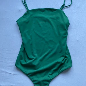Topp -  body som är en grön spagetti topp i storlek s, säljer för 40kr plus frakt