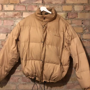 Champion Puffer Jacket - Strl M! Använd men i relativt bra skick, inga missfärgningar. Litet hål i fickan så mynten som är inuti jacka medföljer hihi❤️ passar mig (176) bra