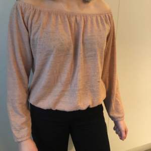 Ljusrosa off-shoulder blus. Säljer då den inte är min stil längre. Storlek S. Köparen står för frakten.