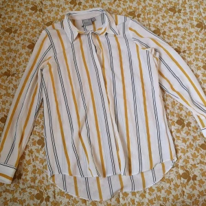 ASOS oanvänd skjorta ❣️ randig  - Skjorta från Asos i stl 36, passar S-M. Sitter ej tight på mig i S. Oanvänd med lapp kvar. 