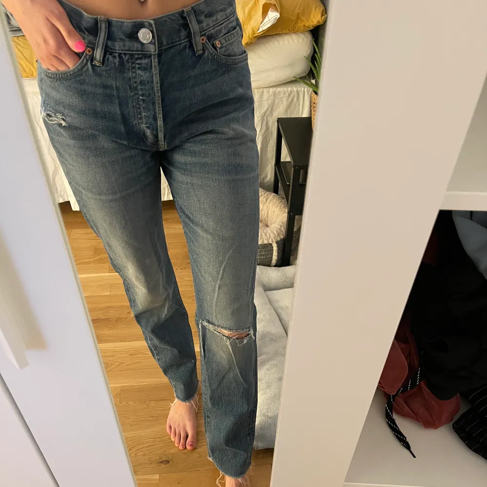Säljer mina oversized jeans från H&M, jag har köpt dem second hand så vet tyvärr ingen storlek. De är skitsnygga men tyvärr för stora i midjan på mig, längden är dock perfekt, jag är 175 cm lång ❤️. Jeans & Byxor.