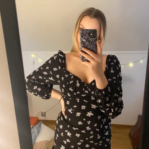 Klänning - Lilla blommig/ svart  långklänning från Urban outfiters! Helt oanvänd då den inte kommer till användning🤎 kan fraktas om köparen står för den