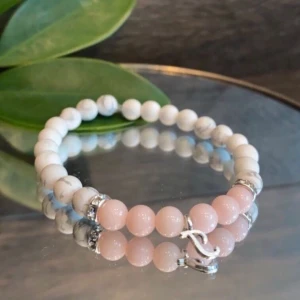 Armband: Vera - La perle UF säljer egna handgjorda armband med många olika vackra pärlor. En av våra favoriter är marmorpärlorna som används för att lindra stress och för att motverka sömnlöshet. Lägg till berlock för 8 kr!