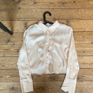 Skjorta i sidenimitation - Krämvit ”siden”-skjorta! Aldrig använd 🤍 