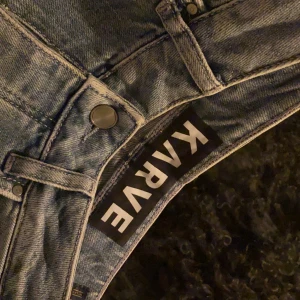 Raka jeans - Tänkte sälja mina tvär feta jeans från karve. Sitter perfekt, säljs då jag är i behov av pengar😬 som helt nya då de används fåtal gånger. Tror de är slutsålda eller så är det jag som är dålig på att leta. Skriv för fler bilder eller frågor😊